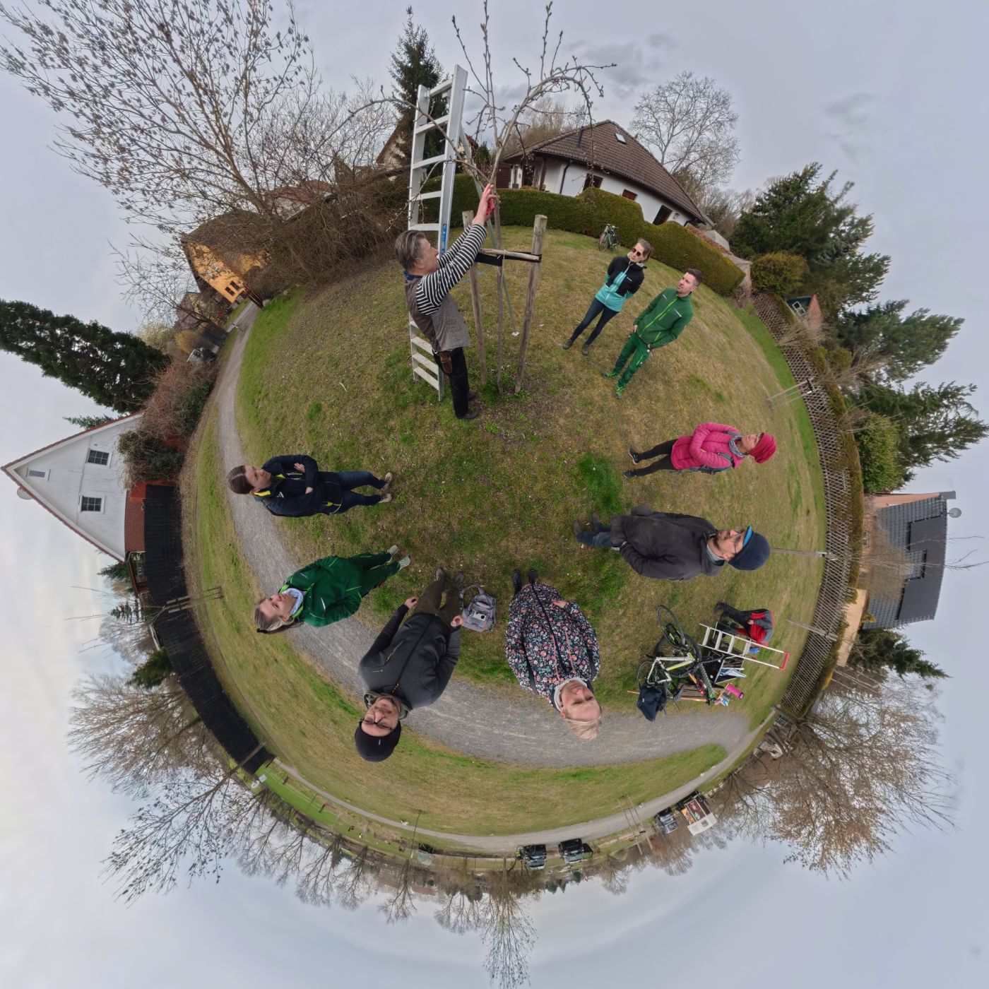 8 Baumfreundinnen auf der Streuobstwiese in Panitzsch